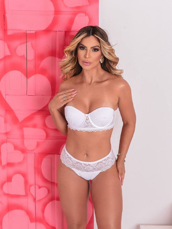 Pamela Set - More Than Bela